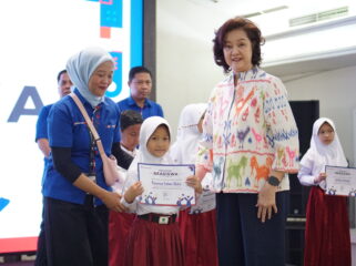 President Director of Thamrin Group, Elysa Dian Thamrin saat memberikan beasiswa ke salah satu anak karyawan Thamrin Group. Foto : Thamrin Group