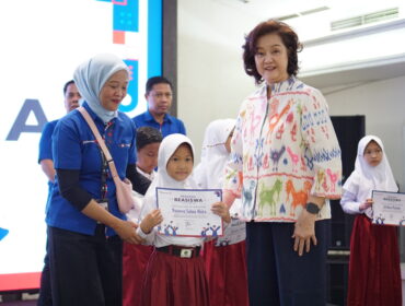 President Director of Thamrin Group, Elysa Dian Thamrin saat memberikan beasiswa ke salah satu anak karyawan Thamrin Group. Foto : Thamrin Group