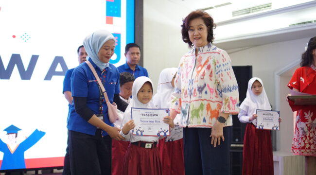 President Director of Thamrin Group, Elysa Dian Thamrin saat memberikan beasiswa ke salah satu anak karyawan Thamrin Group. Foto : Thamrin Group