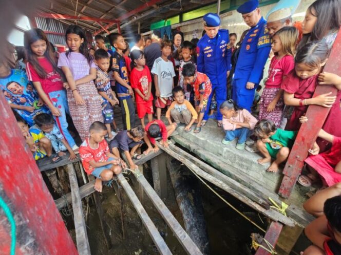
Evakuasi Paus Biru 13 Meter di Banyuasin, Bangkai Dipotong karena Terjepit di Bawah Rumah Warga