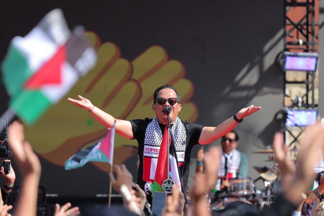 
Wali Band Konser Aksi Bela Palestina Jilid VI di Palembang, Ratu Dewa Serukan Kemanusiaan