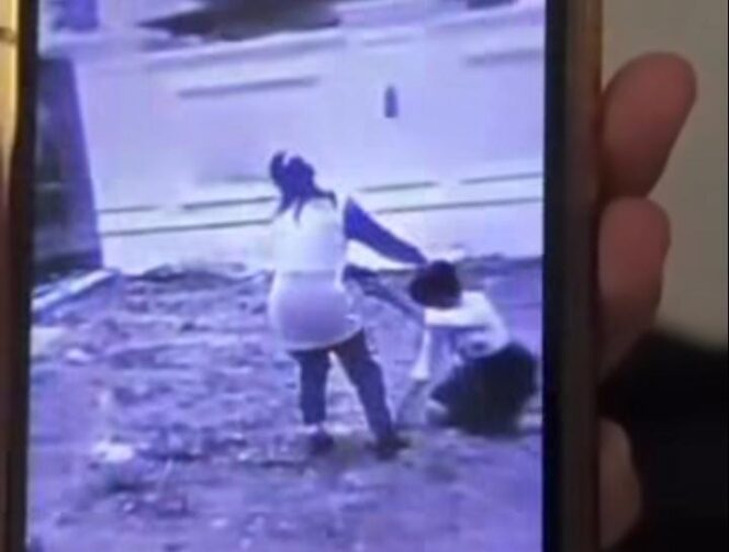 
Viral Video Siswi SMP di Palembang Dijambak dan Diseret, Dipicu Cemburu