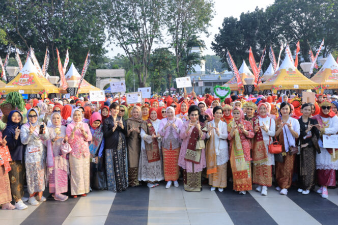 
Ribuan Perempuan di Palembang Kenakan Kebaya dan Songket di CFD