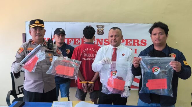 
Polsek IB I Palembang saat menggelar press rilis kasus penikaman terkait utang sabu. Foto : Istimewa