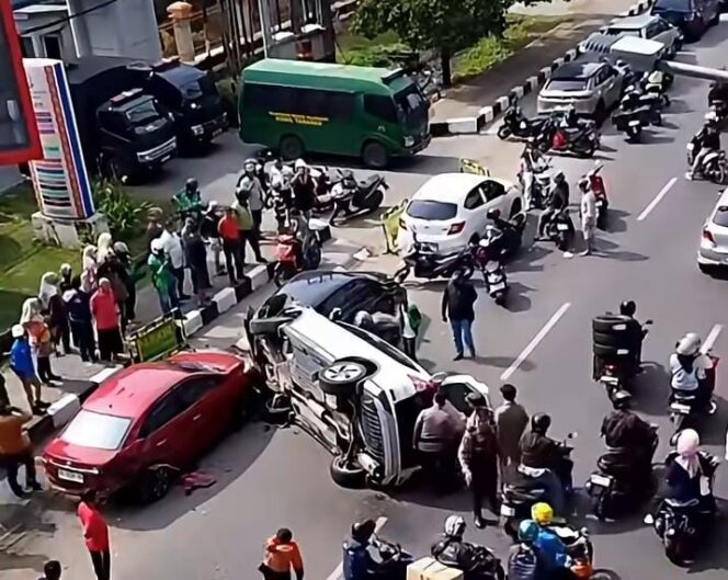 
Hindari Motor Pindah Jalur, Honda CR-V Terguling Usai Tabrak Dua Mobil di Jakabaring