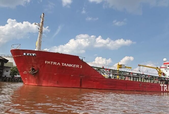 
Optimalkan Penerimaan Pasokan BBM dari Kapal, Pertamina Patra Niaga Regional Kalimantan Percepat Normalisasi Distribusi di Kalimantan Barat