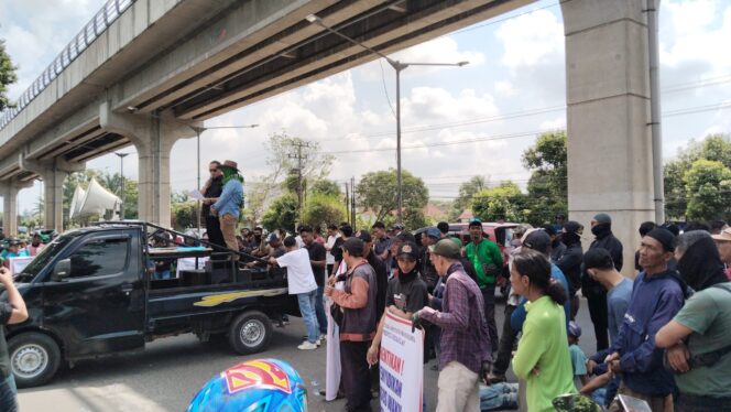 
Aktivis Gelar Demo di Kejati Sumsel, Sebut OTT Wabup PALI Bentuk Kriminalisasi