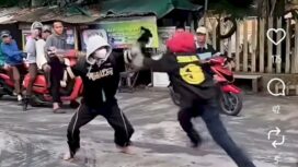 Tangkapan layar duel dua pemuda di Jalan Perwari Kelurahan 9 Ilir, Kecamatan Ilir Timur II Palembang samping Universitas IBA Palembang. Foto : Istimewa