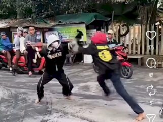 Tangkapan layar duel dua pemuda di Jalan Perwari Kelurahan 9 Ilir, Kecamatan Ilir Timur II Palembang samping Universitas IBA Palembang. Foto : Istimewa