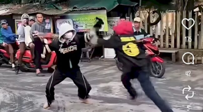 Tangkapan layar duel dua pemuda di Jalan Perwari Kelurahan 9 Ilir, Kecamatan Ilir Timur II Palembang samping Universitas IBA Palembang. Foto : Istimewa