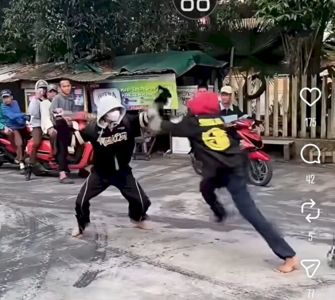 
Tangkapan layar duel dua pemuda di Jalan Perwari Kelurahan 9 Ilir, Kecamatan Ilir Timur II Palembang samping Universitas IBA Palembang. Foto : Istimewa