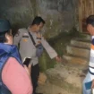 Polisi mengevakuasi bayi perempuan terlantar di teras rumah warga. (Dok. Polres Banyuasin)