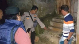 Polisi mengevakuasi bayi perempuan terlantar di teras rumah warga. (Dok. Polres Banyuasin)
