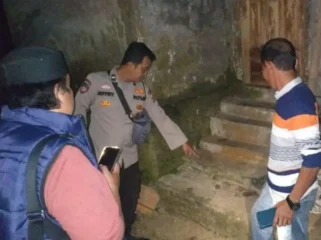 Polisi mengevakuasi bayi perempuan terlantar di teras rumah warga. (Dok. Polres Banyuasin)
