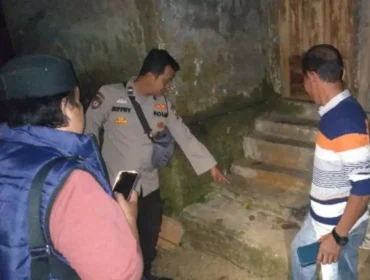 Polisi mengevakuasi bayi perempuan terlantar di teras rumah warga. (Dok. Polres Banyuasin)