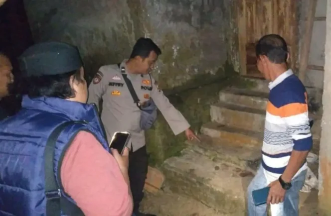 
Polisi mengevakuasi bayi perempuan terlantar di teras rumah warga. (Dok. Polres Banyuasin)