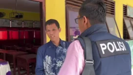 Penyidik dari Polres Lubuk Linggau saat mendatangi SDN 8 untuk meminta keterangan kepsek dan terlapor. Foto : Istimewa