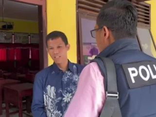 Penyidik dari Polres Lubuk Linggau saat mendatangi SDN 8 untuk meminta keterangan kepsek dan terlapor. Foto : Istimewa