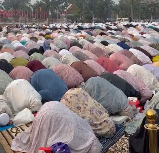 
Ikhtiar Hadapi Karhutla, Herman Deru Gelar Salat Istisqa