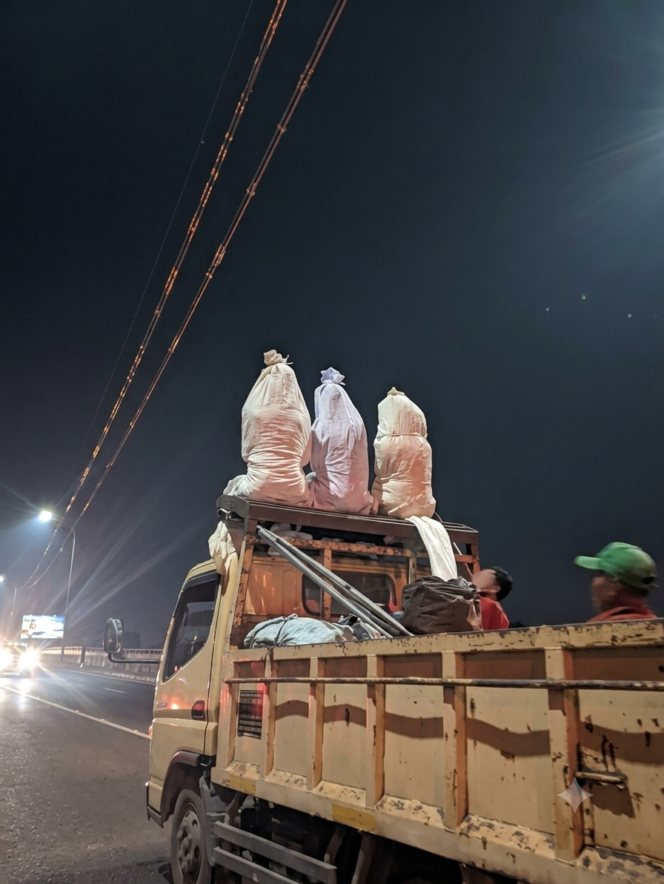 
Video “Pocong” Naik Truk Bak Terbuka Viral di Palembang, Polisi Turun Tangan