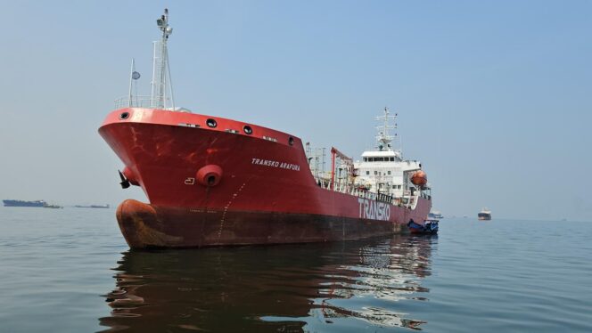 
Kapal Pertamina Patra Niaga MT Transko Arafura Tanggap Darurat Kemanusiaan Selamatkan 17 Korban KMP Mutiara Sentosa 2