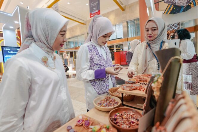 
Komisaris Independen Pertamina Patra Niaga Terpikat Produk UMKM Mitra Binaan dengan Sentuhan Kemanusiaan dan Keberlanjutan