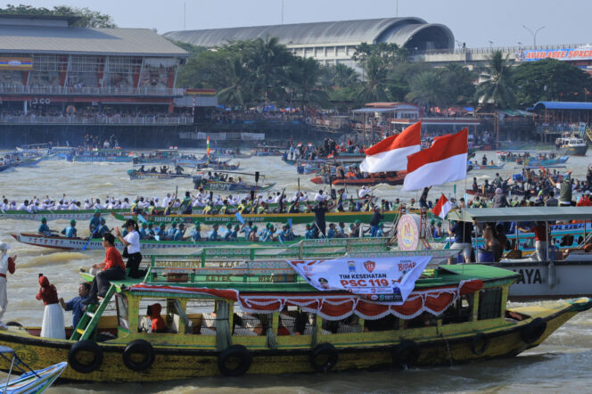 
Ribuan Warga Palembang Antusias Saksikan Festival Perahu Bidar Tradisional