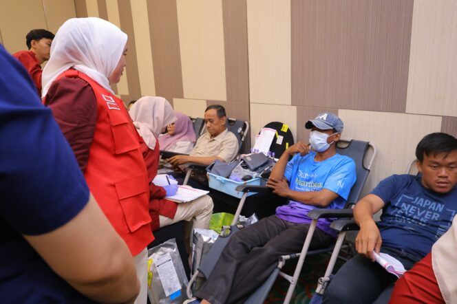 
Peringati HUT RI, PMI Palembang Gelar Donor Darah Bersama Karyawan Hotel dan Masyarakat