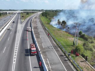 Kondisi Karhutla di Desa Palem Raya, asap nyaris masuk ke area Tol Palindra. (Dok. Manggala Agni)