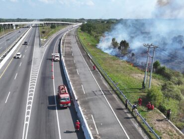 Kondisi Karhutla di Desa Palem Raya, asap nyaris masuk ke area Tol Palindra. (Dok. Manggala Agni)