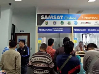Antrean di loket Samsat Online. Foto: Aprilandika Pratama/kumparan
