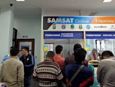 Antrean di loket Samsat Online. Foto: Aprilandika Pratama/kumparan