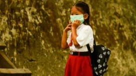 Ilustrasi penggunaan masker saat polusi kabut asap. Foto: Ary Priyanto/Urban Id