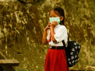 Ilustrasi penggunaan masker saat polusi kabut asap. Foto: Ary Priyanto/Urban Id