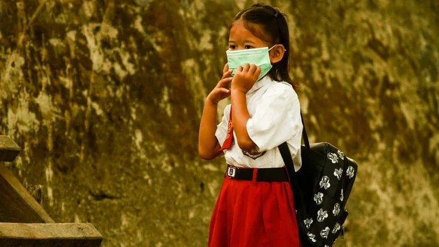 Ilustrasi penggunaan masker saat polusi kabut asap. Foto: Ary Priyanto/Urban Id