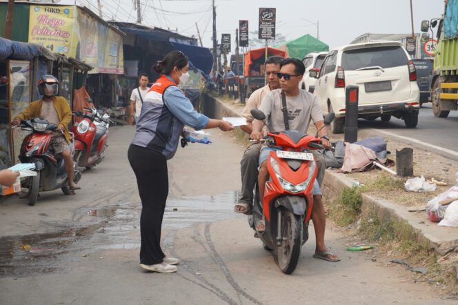 
Respons Cepat Dampak Karhutla, PHE Jambi Merang Bagikan Masker ke Warga Sekitar