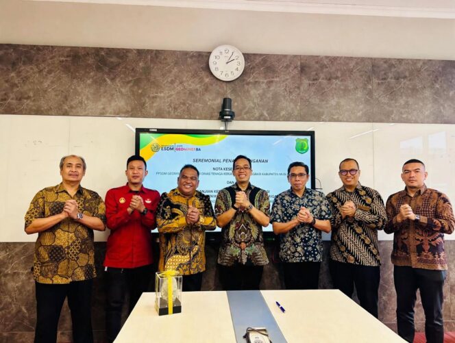 
Kadisnakertrans Muba dan Kapus PPSDM Geominerba Bandung Teken PKS Pelatihan Operator Alat Berat