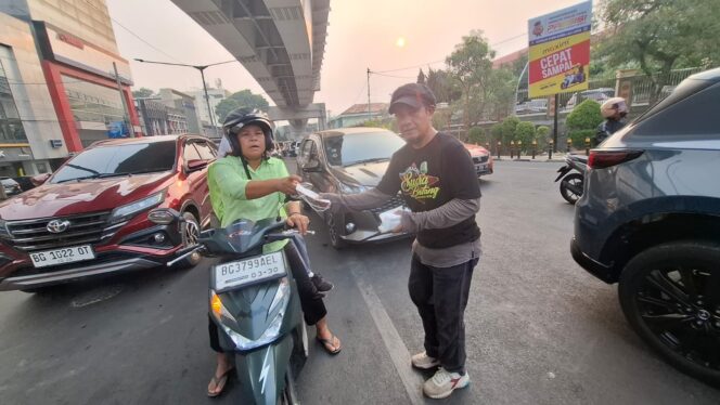 
Sentra Budi Perkasa – Yayasan Kawan Lamo Bagikan Ratusan Masker ke Warga Palembang