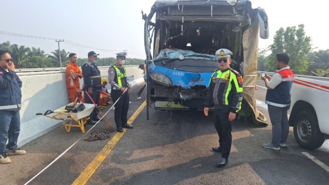 
Kabut Asap Pekat Picu Tabrakan Beruntun di Tol Palindra, Belasan Orang Luka-luka