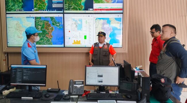 Ketua Harian Unsur Pengarah Badan Nasional Penanggulangan Bencana (BNPB), Brigjen Pol (Purn) Ir.Ary Laksmana Widjaja S.H.,M.Si., saat berada di Command Center APP Group. Foto : Istimewa