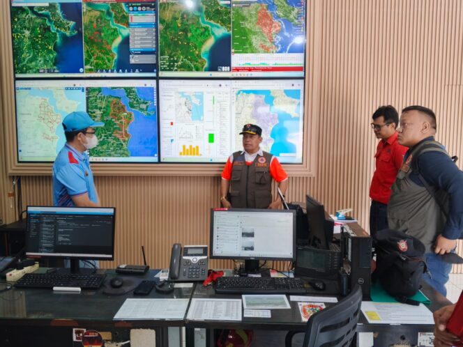 
Ketua Harian Unsur Pengarah Badan Nasional Penanggulangan Bencana (BNPB), Brigjen Pol (Purn) Ir.Ary Laksmana Widjaja S.H.,M.Si., saat berada di Command Center APP Group. Foto : Istimewa