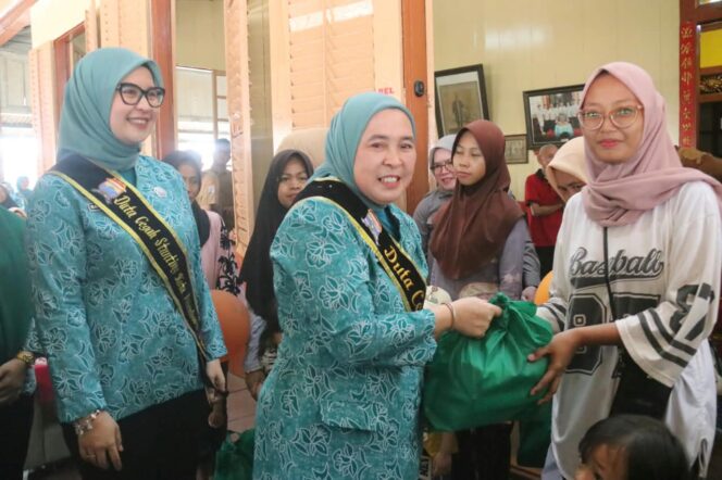 
Kasus Stunting Palembang Melandai, TP PKK Gencarkan Pembagian 340 Paket Makanan Tambahan