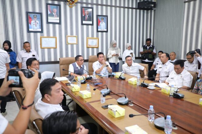
Wali Kota Palembang Geram Pejabat Utama Absen Rapat Banjir dan Diwakili Staf PPPK