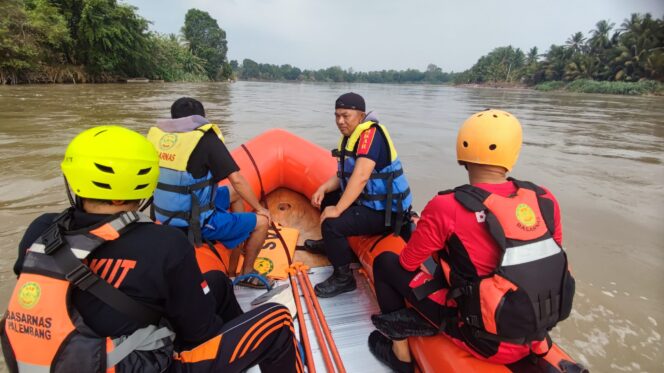 
Terpeleset saat Main Usai Sekolah, Bocah 9 Tahun Hanyut Terseret Arus Sungai Komering