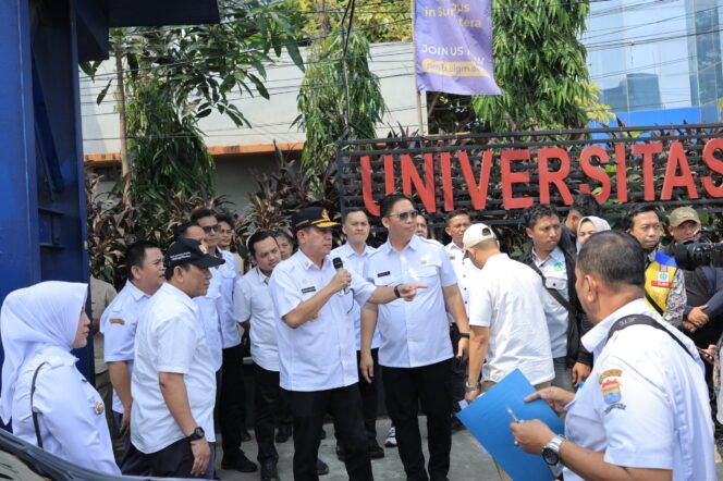 
Cegah Palembang Tergenang, Asisten II Setda Turun Langsung Sisir Saluran Air di Jalan Protokol