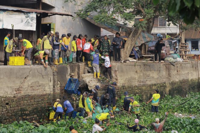 
TNI dan Pemkot Palembang Keroyokan Bersihkan Sungai Sekanak Lewat ‘Indonesia Asri 2026’