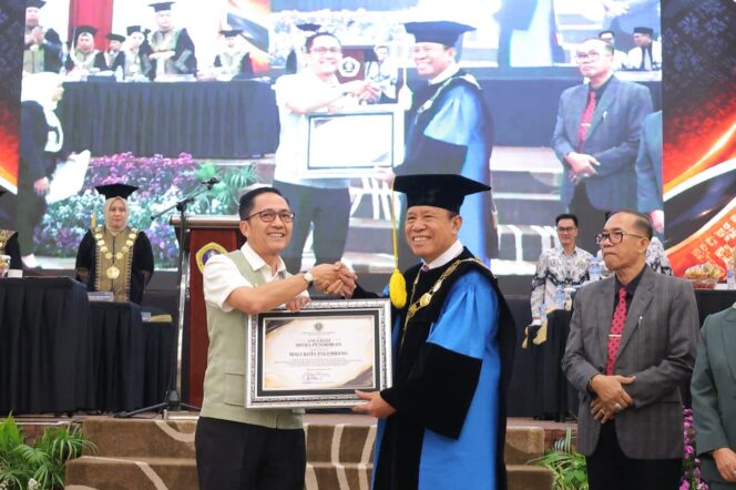 
Bakar Semangat Lulusan Universitas PGRI, Ratu Dewa: Tantangan Kalian Adalah Menjadi Manusia Bernilai