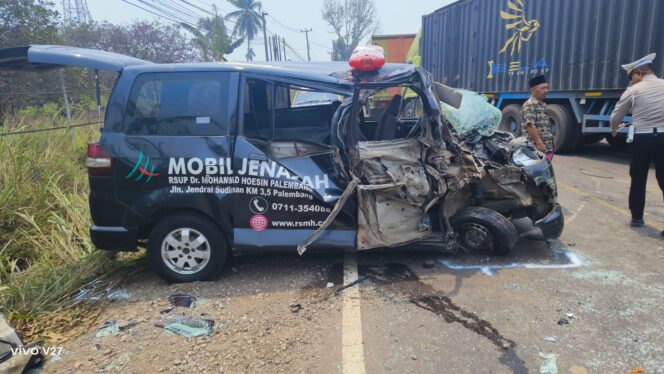 
Ambulans Bawa Jenazah Tabrakan dengan Truk CPO di Pangkalan Balai, 6 Orang Luka