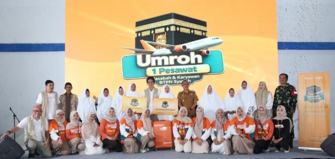 
8 Nasabah BTPN Syariah dan 1 Community Officer di Lahat Raih Hadiah Umrah Lewat Program Umrah Satu Pesawat