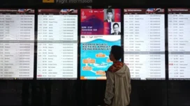 Info penerbangan di SMB II, Palembang. (Foto: Toriq Abdullah/Urban Id)